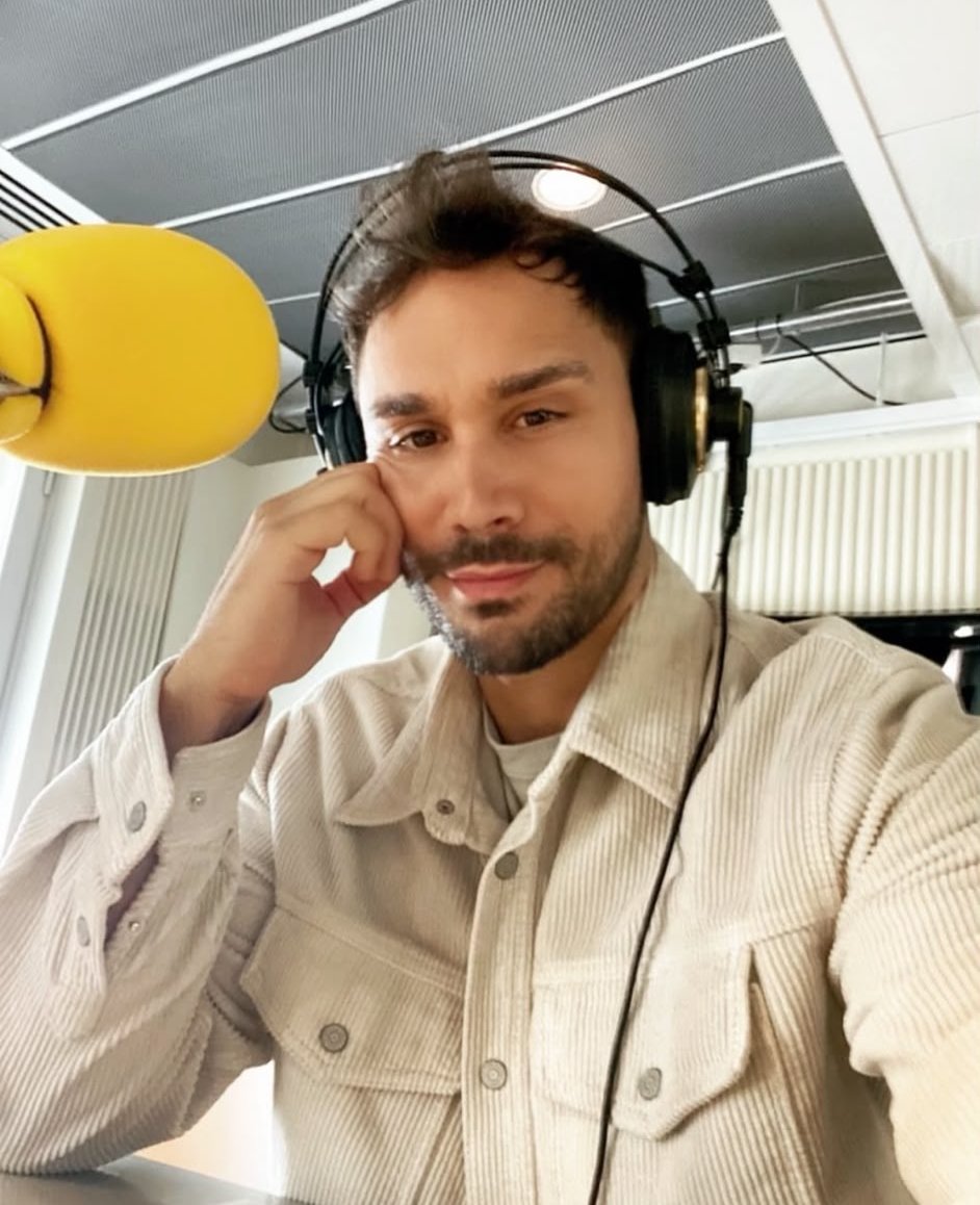 Carlos J. Pérez en un estudio de radio de la Cadena SER